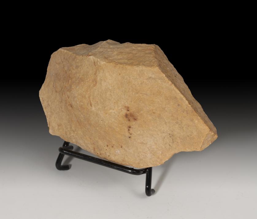 1047   -  PREHISTORIA. Período Achelense. Bifaz (200.000 a.C.). Cuarcita. Altura 14,0 cm. No incluye soporte.