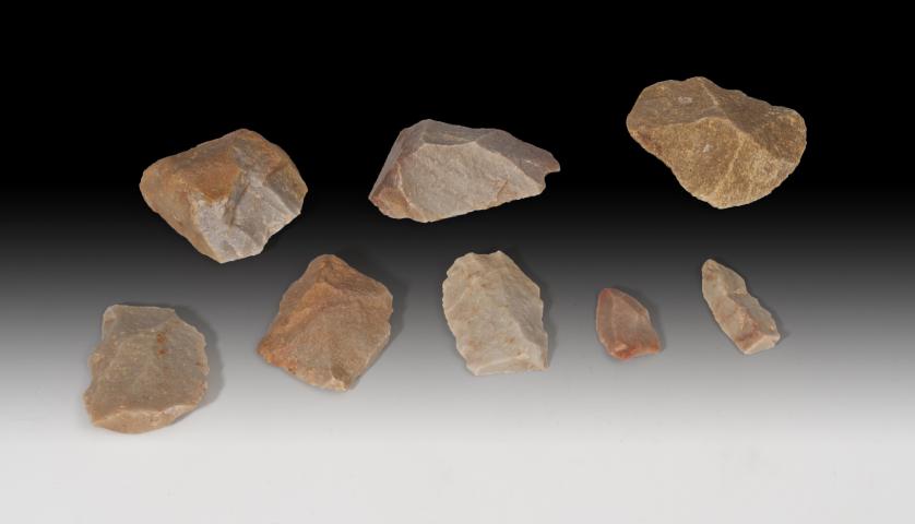 1048   -  PREHISTORIA. Período Musteriense. Lote de 8 útiles líticos (80.000 a.C.). Cuarcita y sílex. Altura 3,5-6,0 cm.