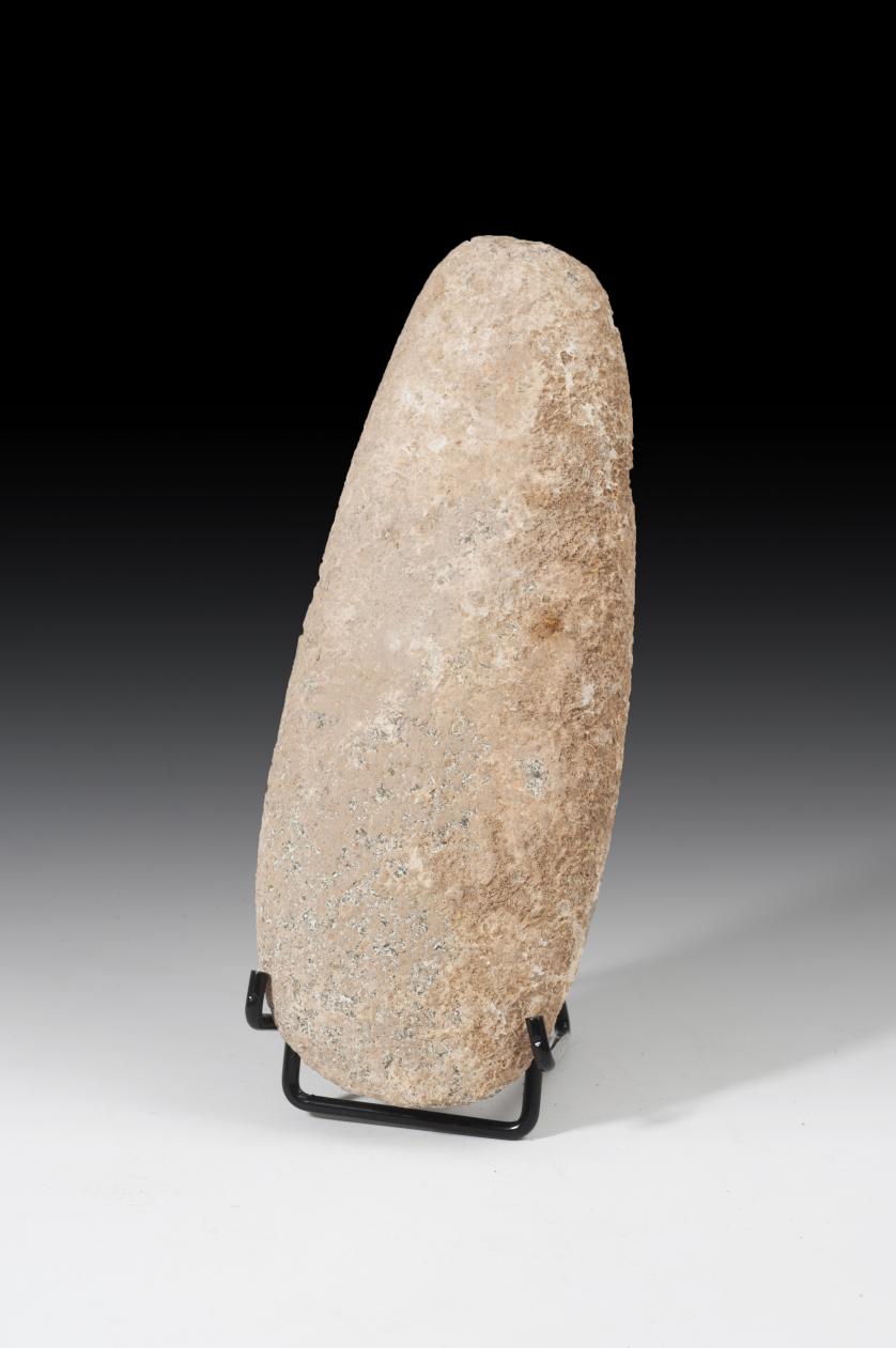 1049   -  PREHISTORIA. Neolítico-Calcolítico. Hacha. Cuarcita. Longitud 21,5 cm. No incluye soporte.