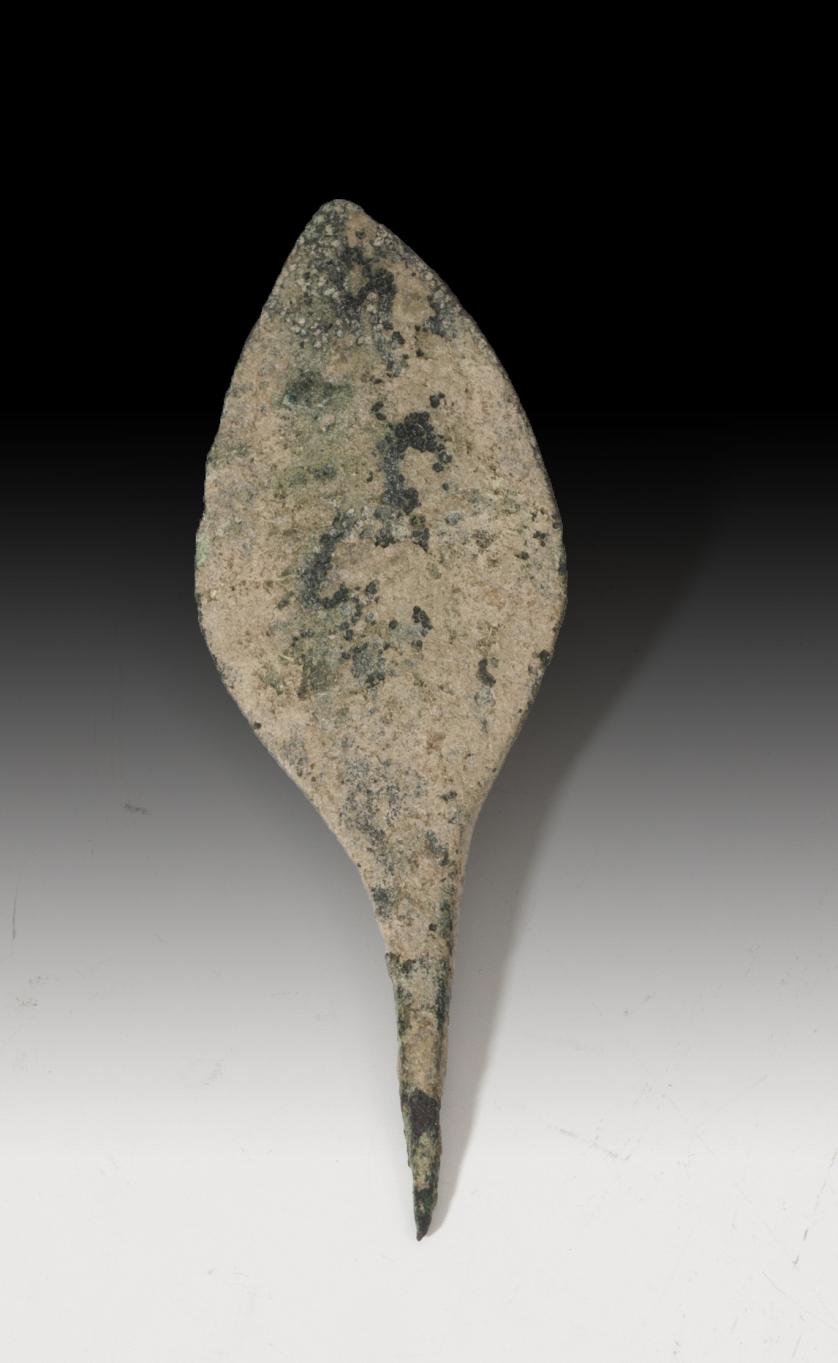 1051   -  PREHISTORIA. Edad de Bronce. Punta de flecha de tipo Palmela (II-I milenio a.C.). Bronce. Longitud 7,0 cm.