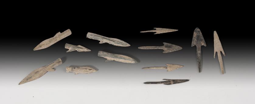 1057   -  HISPANIA ANTIGUA. Fenicio-púnico. Lote de doce puntas de flecha (VII-V a.C.) Bronce. Seis de doble filo y anzuelo y seis ojivales con nervio central y aleta desarrollada. Longitud 2,6-5,8 cm.