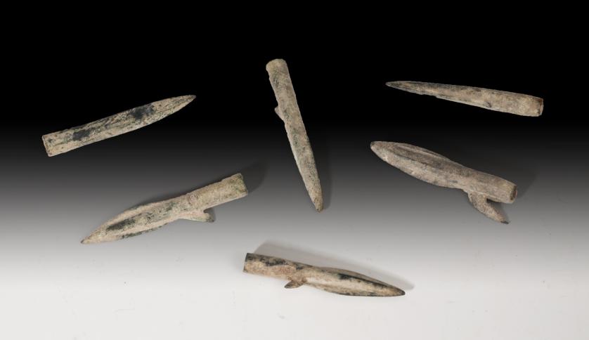 1058   -  HISPANIA ANTIGUA. Fenicio-púnico. Lote de seis puntas de flecha (VII-V a.C.) Bronce. De doble filo y anzuelo. Longitud 4,4-4,8 cm