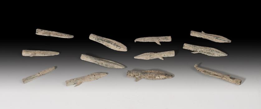 1059   -  HISPANIA ANTIGUA. Fenicio-púnico. Lote de doce puntas de flecha (VII-V a.C.) Bronce. De doble filo y anzuelo. Longitud 3,6-4,9 cm.
