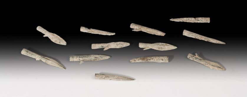1060   -  HISPANIA ANTIGUA. Fenicio-púnico. Lote de doce puntas de flecha (VII-V a.C.) Bronce. De doble filo y anzuelo. Longitud 4,0-5,7 cm.