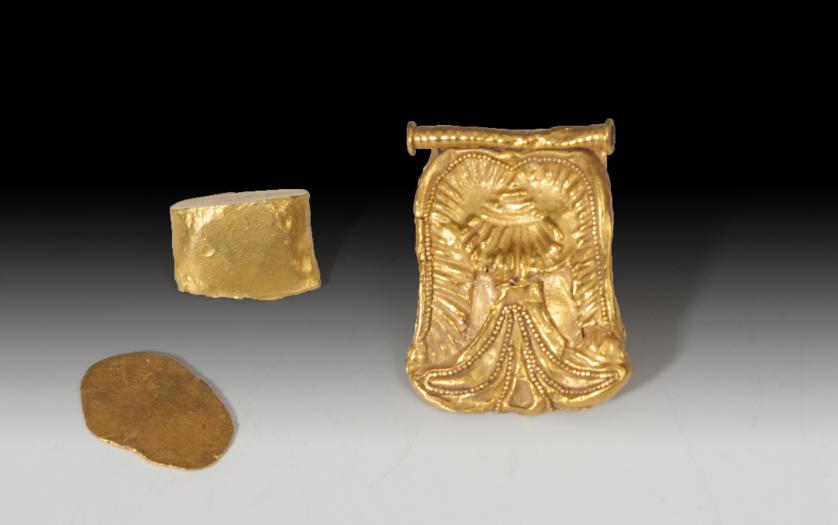 1061   -  HISPANIA ANTIGUA. Período Orientalizante (VII-IV a.C.). Lote de tres objetos, uno de ellos una plaquita con decoración vegetal y granulado. Oro. Altura 9-19 mm.