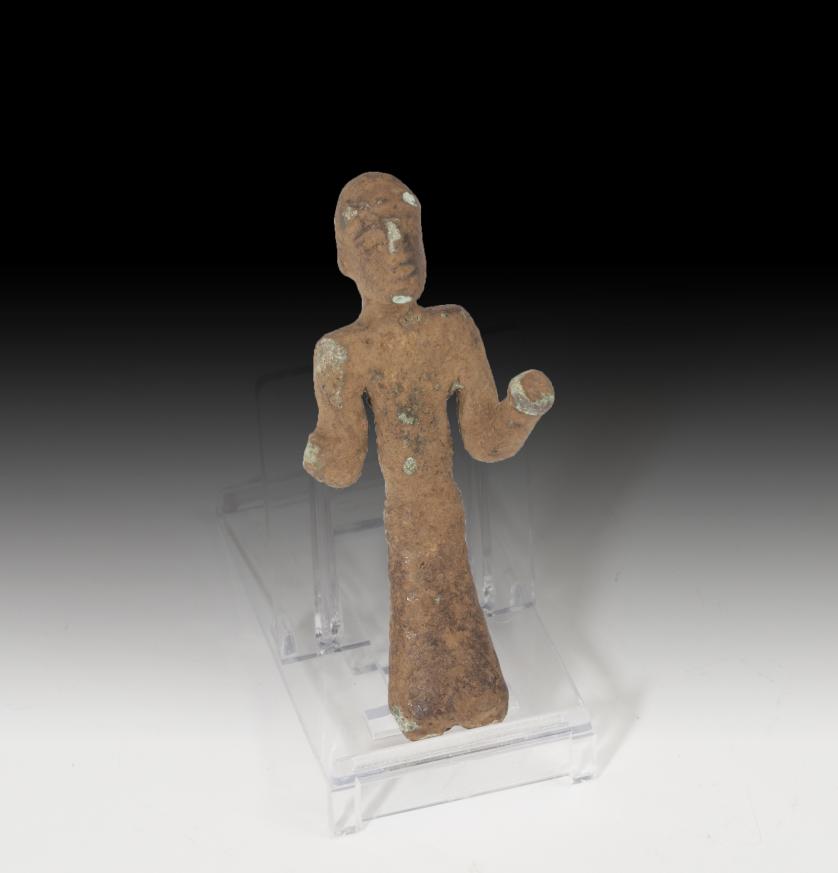 1064   -  HISPANIA ANTIGUA. Cultura ibérica. Exvoto masculino (V-III a.C.). Bronce. Sin manos. Altura 8,0 cm. Cloruros apreciables. No incluye soporte.