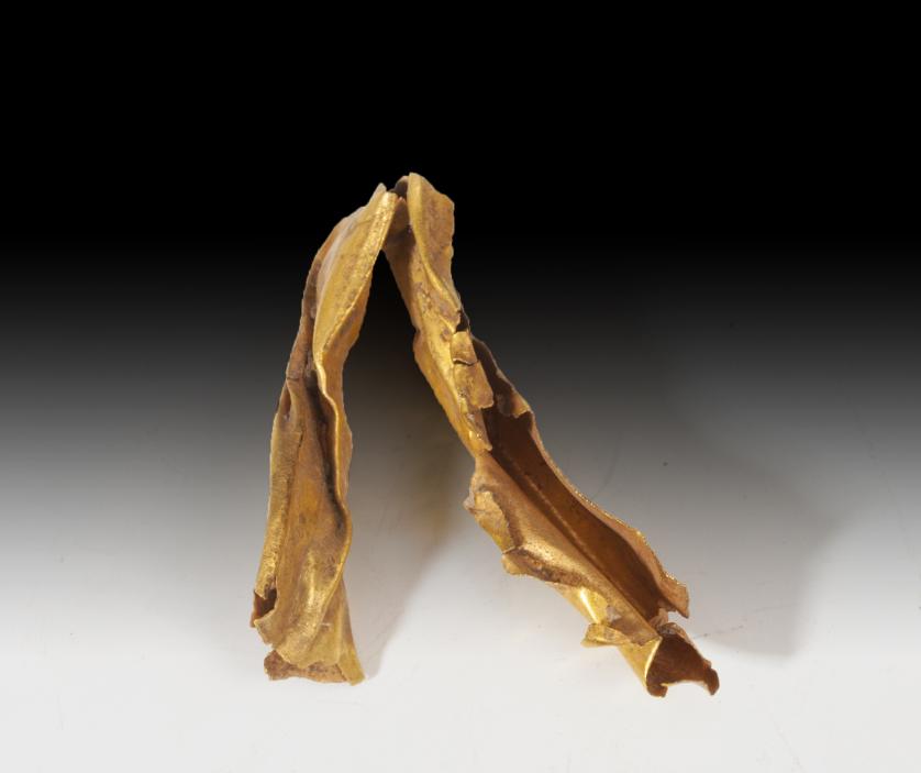 1067   -  MUNDO ANTIGUO. Fragmento hueco, posiblemente de pulsera. Oro. Longitud 4,9 cm.
