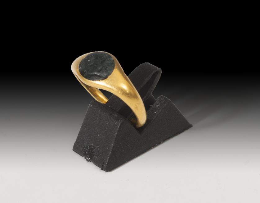 1071   -  ROMA. Imperio Romano. Anillo con entalle (I-II d.C.). Oro con jaspe negro. Con representación de forma masculina sedente. Diámetro interior 15 mm. No incluye soporte.