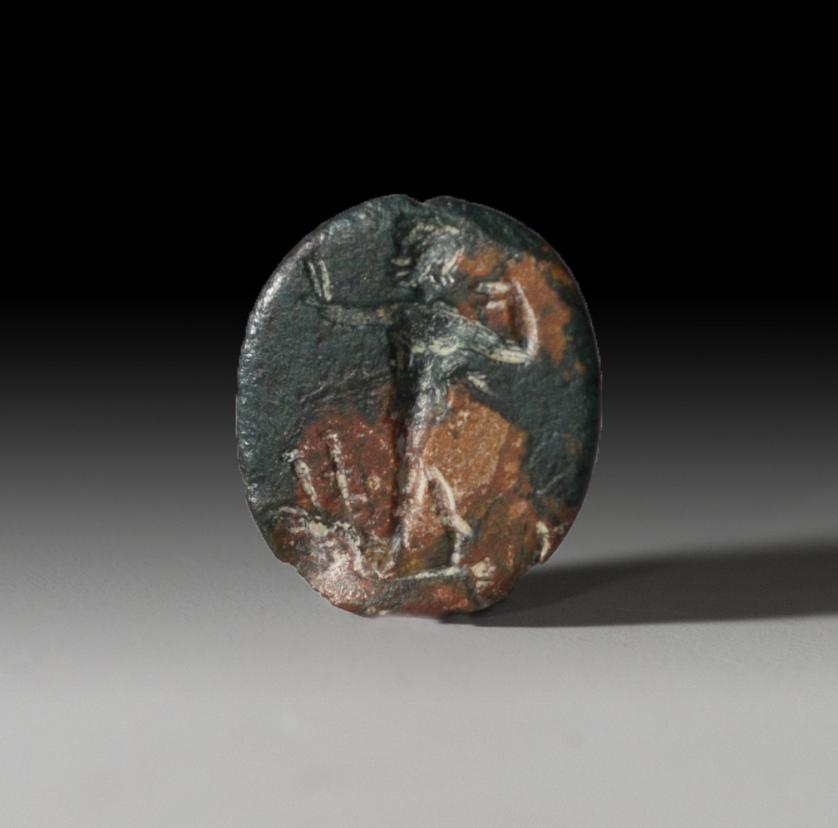 1077   -  ROMA. Imperio Romano. Entalle (II-III d.C.). Jaspe negro. Figura antropomorfa de pie a derecha con brazos levantados. Altura 10 mm.