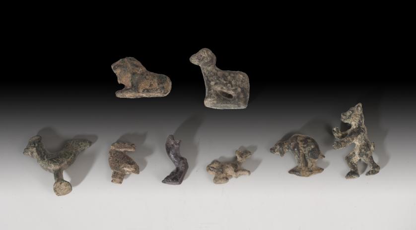 1093   -  ROMA. Imperio Romano. Lote de ocho figuras (I-IV d.C.). Bronce. Diversas figuras zoomorfas. Altura 1,6-2,6 cm..