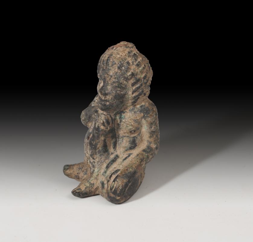 1095   -  ROMA. Imperio Romano. Figura masculina sedente (II-IV d.C.). Bronce. Altura 5,2 cm.
