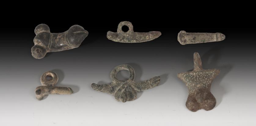 1096   -  ROMA. Imperio Romano. Lote de seis amuletos fálicos (I-II d.C.). Bronce. Cuatro con arandela. Longitud 2,3-4,4 cm.