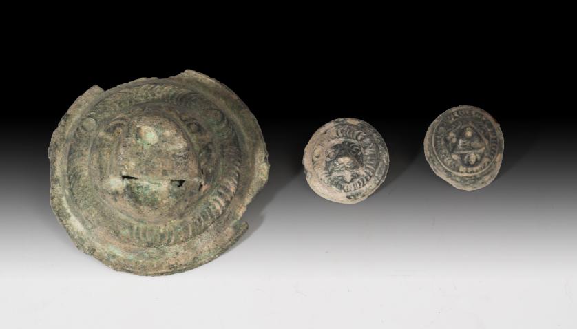 1097   -  ROMA. Imperio Romano. Lote de tres clavos y/o apliques leontiformes (I d.C.). Bronce. Diámetro 1,9-5,2 cm.