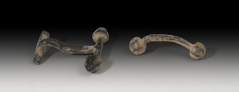 1098   -  ROMA. Imperio Romano. Lote de dos pasadores de bocado de caballo (I-II d.C.). Bronce. Altura 4,5 y 5,2 cm.