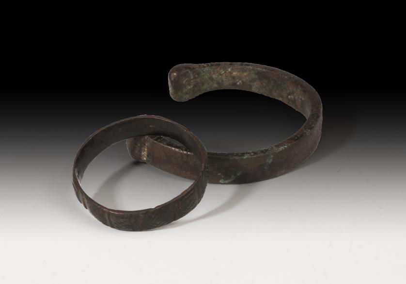 1099   -  ROMA. Imperio Romano. Lote de dos brazaletas o pulseras (I-II d.C.). Bronce. Uno de ellos con decoración geométrica. Diámetro interior 4,6 y 7,0 cm..