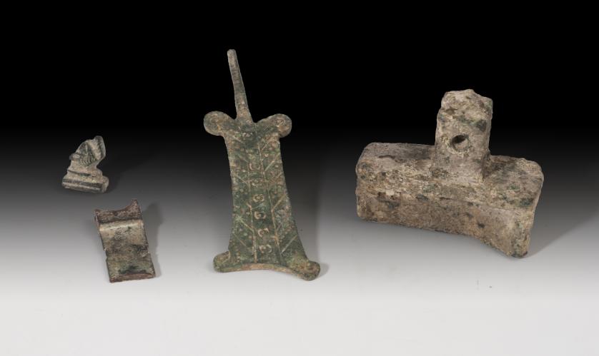 1100   -  ROMA. Imperio Romano (I-IV d.C.). Bronce.  Lote de cuatro objetos: fragmento de mango, aplique en forma de cabeza felina, mango de espejo y elemento de sujeción mobiliaria. Longitud 1,8-4,1 cm