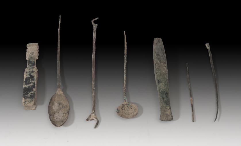 1101   -  ROMA. Imperio Romano. Lote de siete instrumentos médicos y/o de perfume (III-IV d.C.). Bronce. Stillus (estilete), aguja, sonda espatulada, ligula (Cuchara), vullsella (pinza), cincel y sonda. Longitud 7,3-15,2 cm.