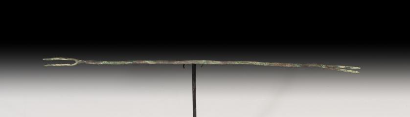 1102   -  ROMA. Imperio Romano. Sonda de pólipos (I-IV d.C.). Bronce. Longitud 34,2 cm. No incluye soporte.