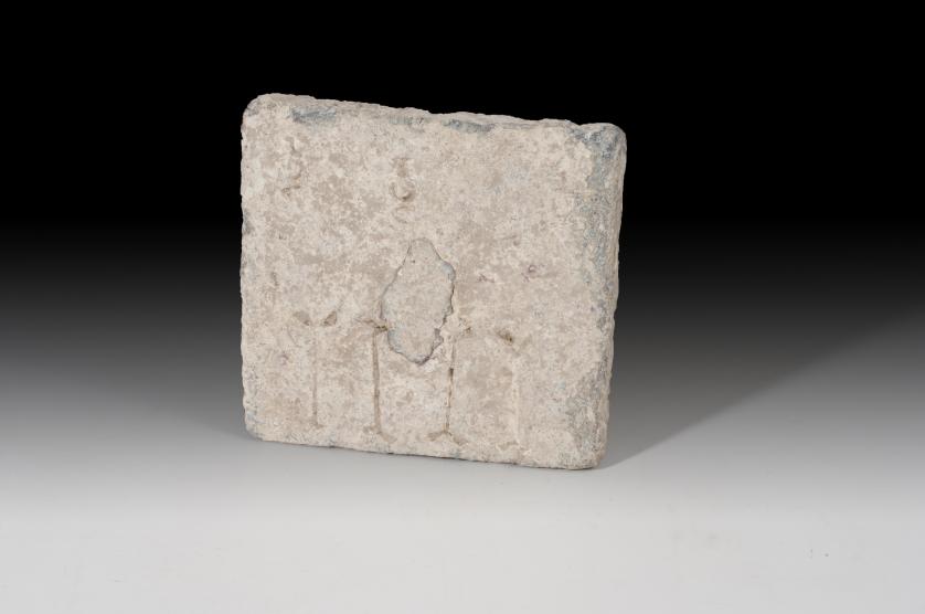 1104   -  ROMA. Imperio Romano. Placa (I-IV d.C.). Plomo. Dimensiones 10,1 x 9,2 cm.
