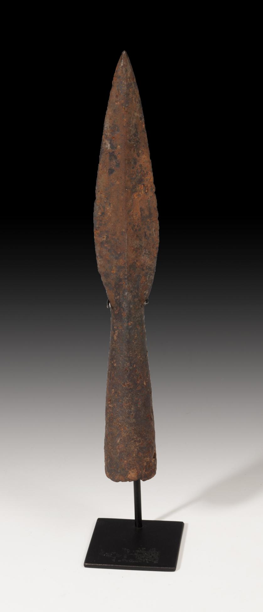 1109   -  EDAD MEDIA. Punta de lanza (XII-XIV d.C.). Hierro. Longitud 23,9 cm. No incluye soporte.