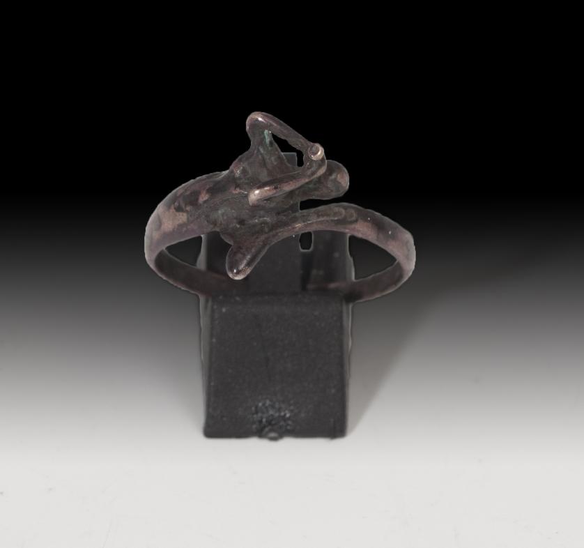 1115   -  EDAD MODERNA-CONTEMPORÁNEA. Anillo (XVII-XIX d.C.). Bronce. Con representación de sirena. Diámetro interior 17 mm. No incluye soporte.