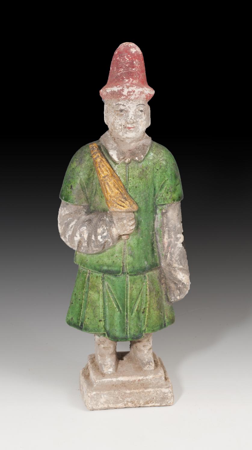 1116   -  CHINA. Figura de músico. (Dinastía Ming, 1500-1600 d.C.). Terracota policromada y vidriada. Altura 25,8 cm. 