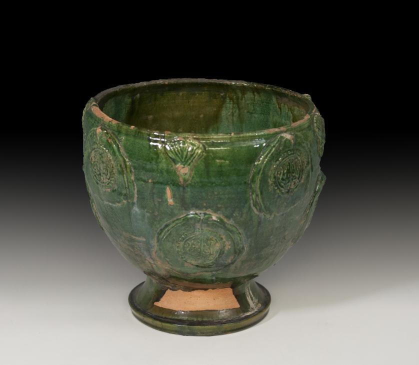 1117   -  CHINA. Dinastía Yuan-Ming. Vasija (Finales XIV-XV d.C.). Cerámica vidriada verde. Con decoración floral en cuerpo. Altura 24,6 cm. Diámetro 24,5 cm.