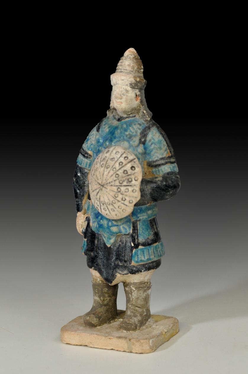 1119   -  CHINA. Figura de músico (Dinastía Ming, 1500-1600 d.C.). Terracota policromada y vidriada. Altura 24,7 cm.