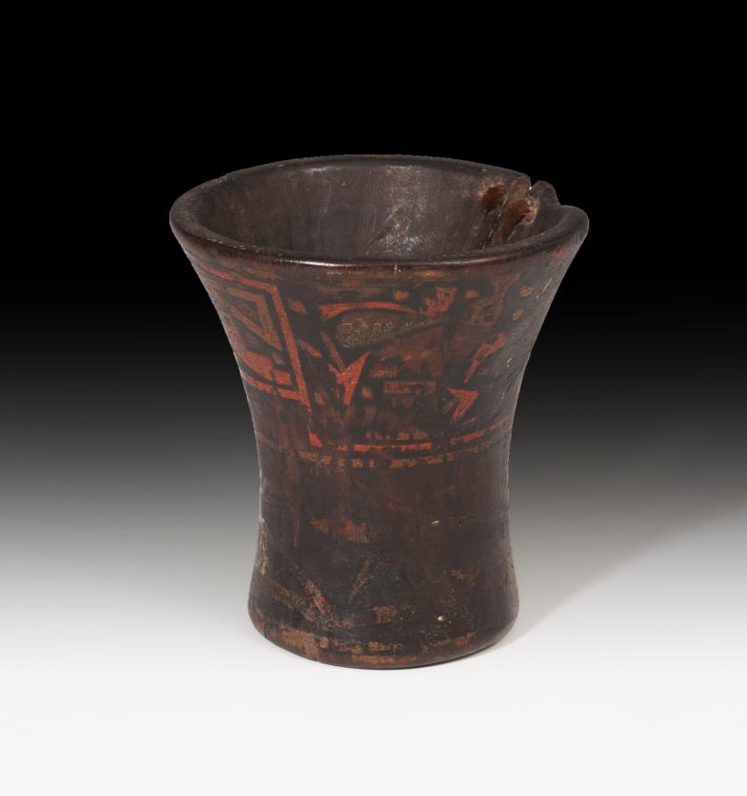 1121   -  PREHISPÁNICO. Cultura Inca. Vaso (Kero) (1300-1532 d.C.). Madera policromada. Con decoración geométrica. Altura 14,3 cm. Diámetro 13,1 cm. Con restauración de época a estilo de grapas vegetales de lino.