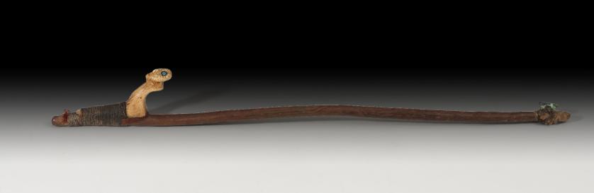 1126   -  PREHISPÁNICO. Cultura Moche. Propulsor (100-800 d.C.). Madera y hueso. Longitud 50,5 cm.