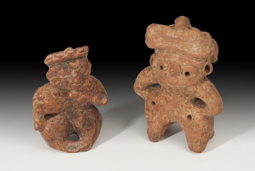 1128   -  PREHISPÁNICO. Cultura El Salvador. Lote de dos figuras antropomorfas (300-100 a.C.). Terracota. Altura 13,2 y 15,5 cm.