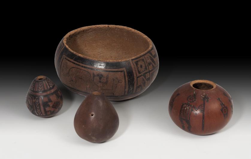 1130   -  PREHISPÁNICO. Cultura Inca. Lote de cuatro recipientes (1470-1535 d.C.). Piel de calabaza seca. Altura 4,1-6,4 cm. Diámetro 1,0-11,2 cm. Alguna pegada / restaurada.