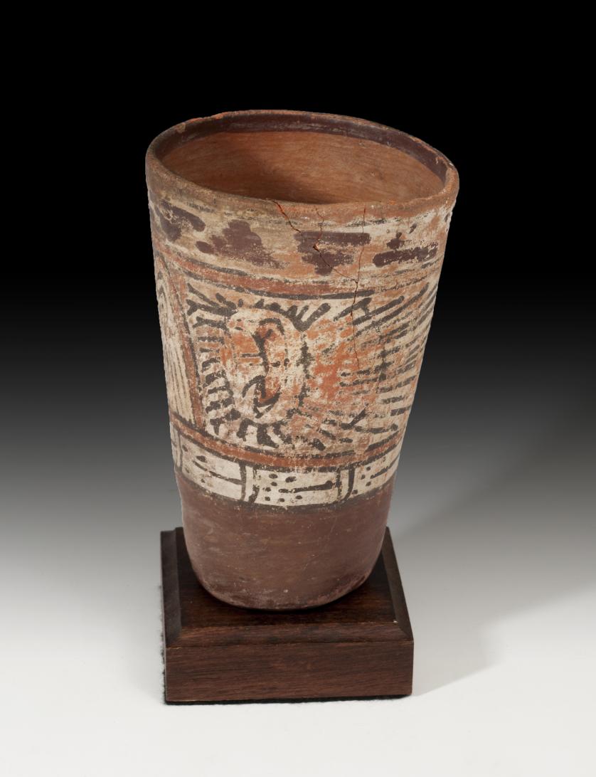 1131   -  PREHISPÁNICO. Cultura Nazca. Vasija o vaso (175-597 d.C.). Cerámica polícroma, roji-blanco. Altura 15,8 cm. Diámetro 9,9 cm. Restaurado / pegado. No incluye soporte.