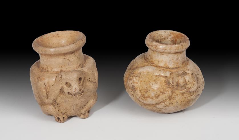 1134   -  PREHISPÁNICO. Cultura Maya. Lote de dos frascos medicinales y/o de tabaco (600-800 d.C.). Terracota. Altura 4,3 y 5,0 cm.
