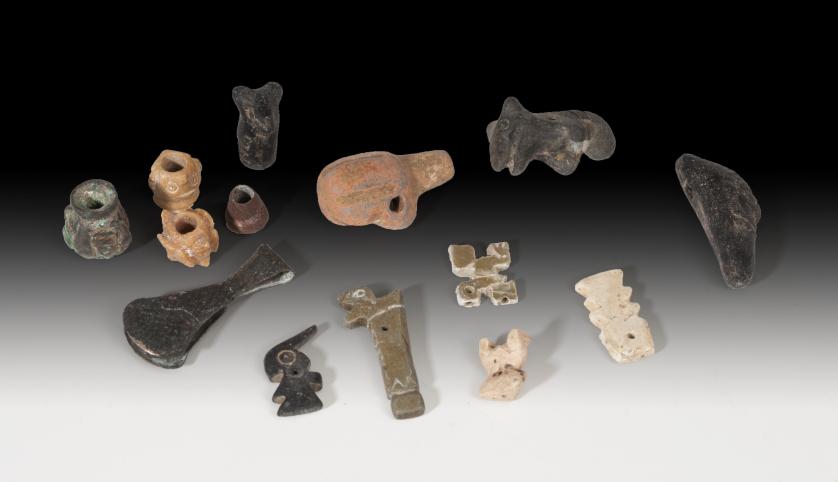 1137   -  PREHISPÁNICO. Lote de catorce objetos de diversas épocas y culturas. Bronce, cerámcia y piedra. 