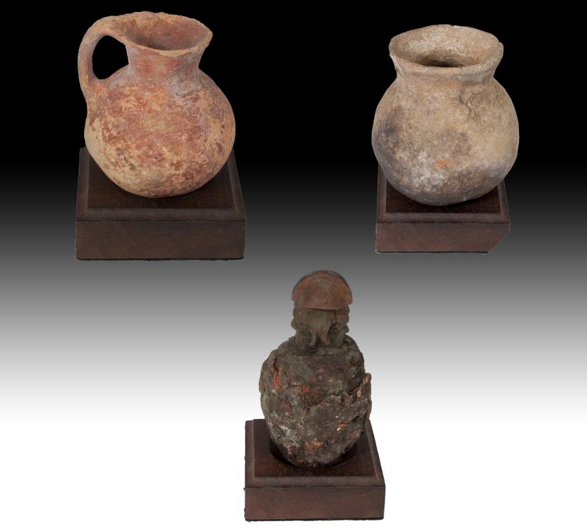 1139   -  PREHISPÁNICO. Lote de tres objetos de diversas culturas y épocas. Dos cuencos y una figura con cabeza antropomorfa. Cerámica y madera. Altura 9,5-12,7 cm. Diámetro 4,2 y 7,0 cm. Bordes fragmentados. No incluye soporte. 