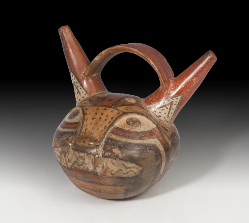 1142   -  PREHISPÁNICO. Cultura Huari. Botella con doble pico y asa en puente con forma de jaguar (300-600 d.C.). Cerámica policromada. Altura 17,0 cm. Presenta prueba de termoluminiscencia