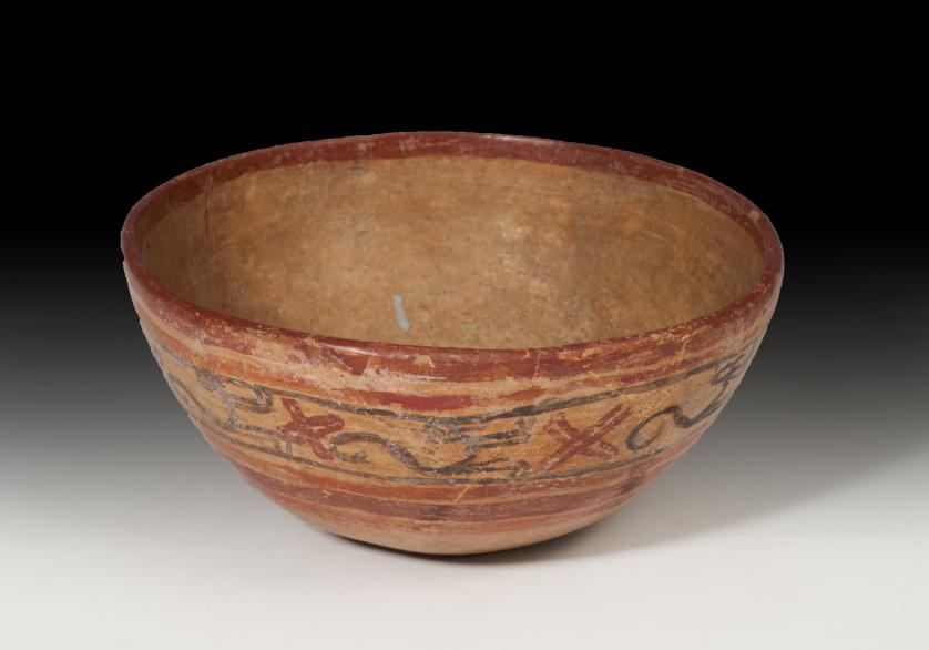 1143   -  PREHISPÁNICO. Cultura Maya. Cuenco (250-900 d.C.). Cerámica policromada. Altura 9,4 cm. Diámetro 20,5 cm. 