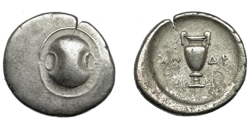 180   -  GRECIA ANTIGUA. BEOCIA. Tebas. Estátera (426-395). A/ Escudo beocio. R/ Cántaro; en campo ley. griega AN-DR. AR 11,65 g. 29,3 mm. SBG-2398. Cospel abierto. Leves erosiones en rev. Flan grande. MBC.