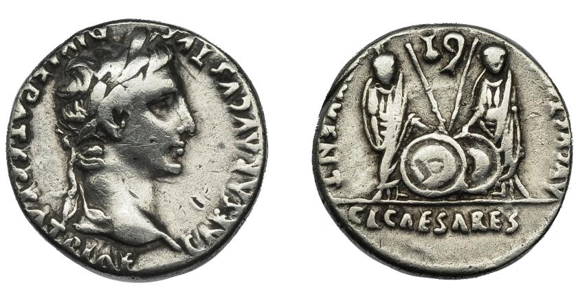 249   -  PERIODO DE JULIO CÉSAR A AUGUSTO. AUGUSTO. Denario. Lugdunum  (2 a.C.-4 d.C.). R/ Cayo y Lucio; símpulo a izq. hacia la der. y lítuus a der. hacia la izq. Escudo izq. sobre el der. AR 3,67 g. 19,3 mm. RIC-207. FFC-22. Limpiada. MBC-.