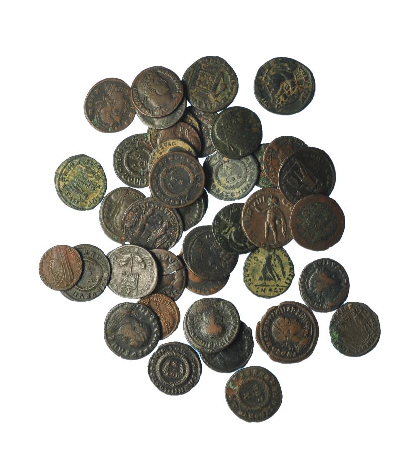 285   -  IMPERIO ROMANO. Lote de 40 bronces de módulo pequeño. Varios emperadores. RC/MBC.