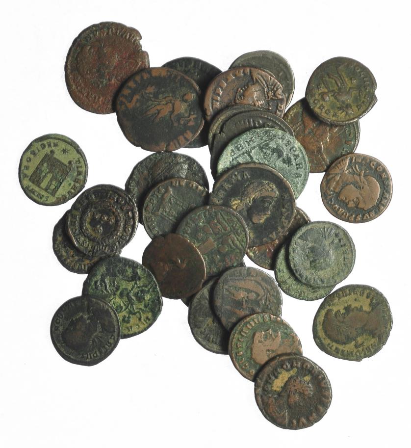 286   -  IMPERIO ROMANO. Lote de 30 monedas: 2 antoninianos y 28 follis de varios módulos.BC-/BC+.