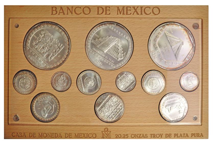 1122   -  MONEDAS EXTRANJERAS. MÉXICO. Estuche con 12 monedas. Total 20,25 onzas de plata pura. 1992-1994. SC.