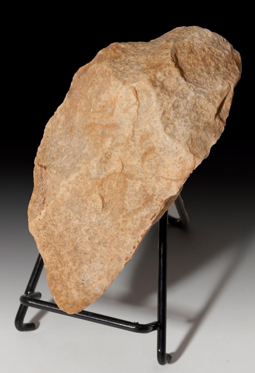 2001   -  ARQUEOLOGÍA. PREHISTORIA. Período Achelense. Hendidor (200.000 a.C.). Cuarcita. Altura 16 cm.