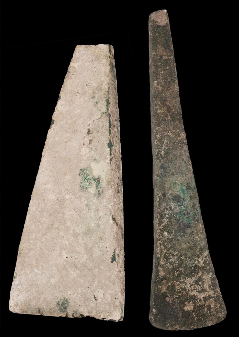 2006   -  ARQUEOLOGÍA. PREHISTORIA. Edad del Bronce. Lote de 2 hachas (Finales II-I milenio a.C.). Longitud 18,4 y 14,5 cm. 