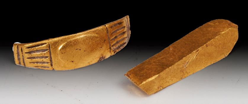 2029   -  ARQUEOLOGÍA. ROMA. Imperio Romano. Fragmento de anillo y fragmento de oro liso (I-IV d.C.). Oro. Dimensiones: 2 cm..