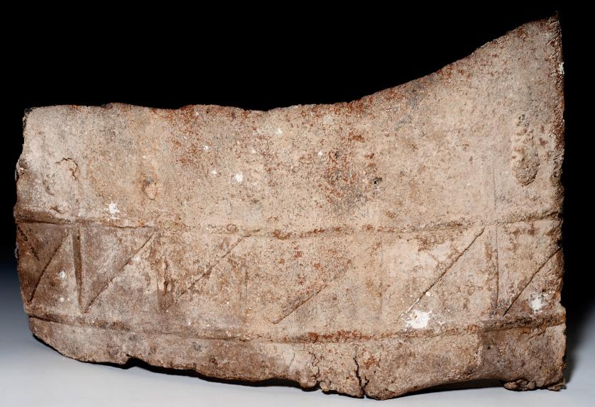 2048   -  ARQUEOLOGÍA. ROMA. Imperio Romano. Fragmento de placa curvada con decoraciones geométricas (IV-V d.C.). Plomo. Dimensiones 39 x 23 cm.