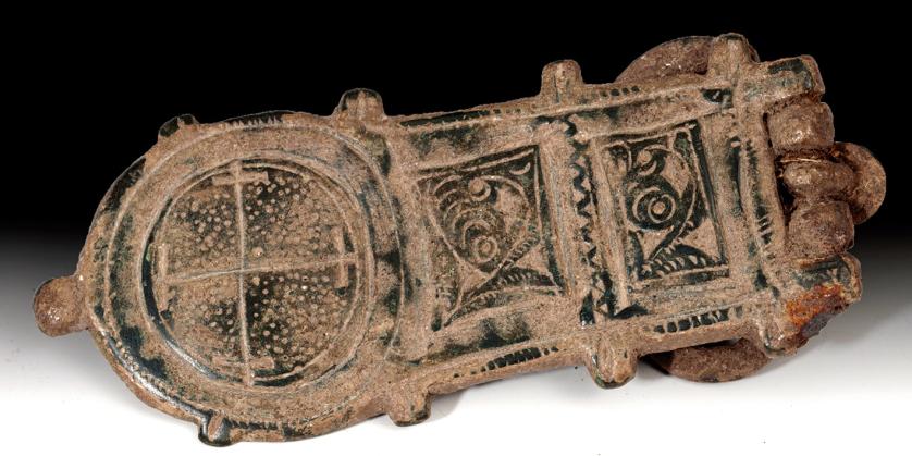2053   -  ARQUEOLOGÍA. VISIGODOS. Hebilla liriforme (VI-VIII d.C.). Bronce. Con decoración geométrica y zoomorfa. Longitud 9,4 cm.