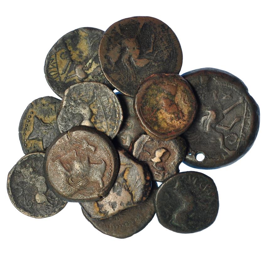 215   -  HISPANIA ANTIGUA. Lote de 13 monedas de Castulo: doble, ases (5), semises (7). BC+/MBC-. Una de ellas con agujero.