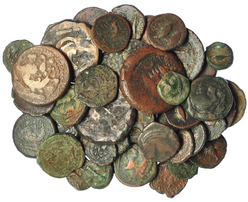 216   -  HISPANIA ANTIGUA. Lote de 56 monedas de bronce de Gadir. Gran variedad de tipos y tamaños. Dos de ellas con agujero. Calidad media BC/BC+.